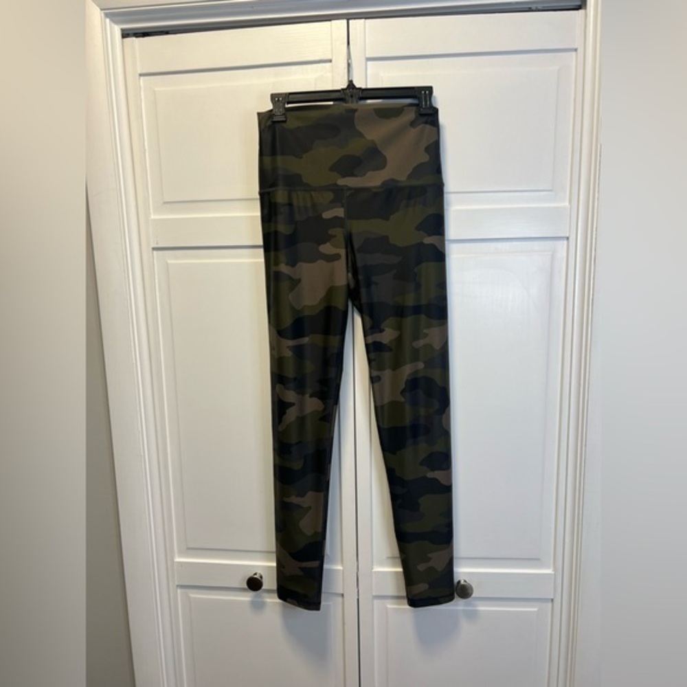 Offline By Aerie Camo 7/8 High Rise Long Leggings Size Large Long Color Green